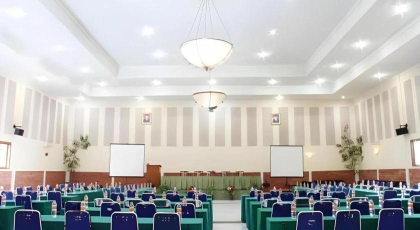 Augusta Sukabumi Hotel Exterior photo