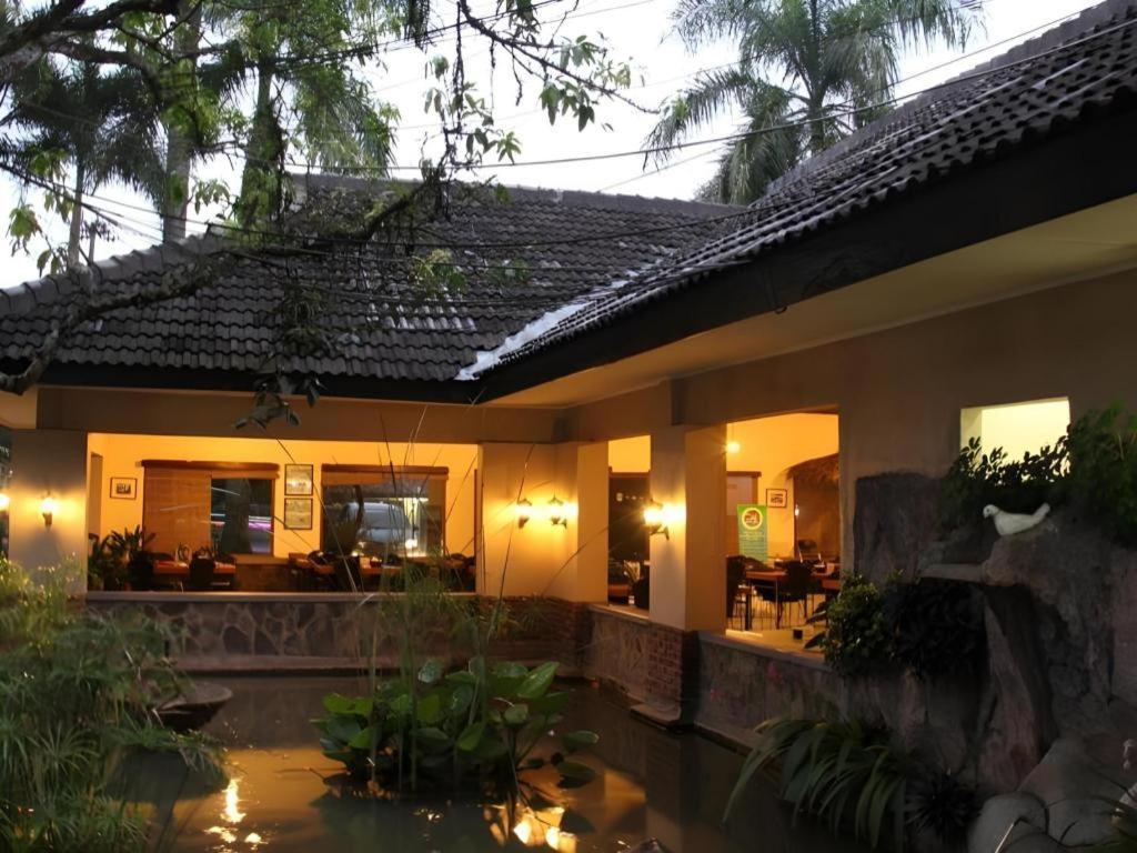 Augusta Sukabumi Hotel Exterior photo